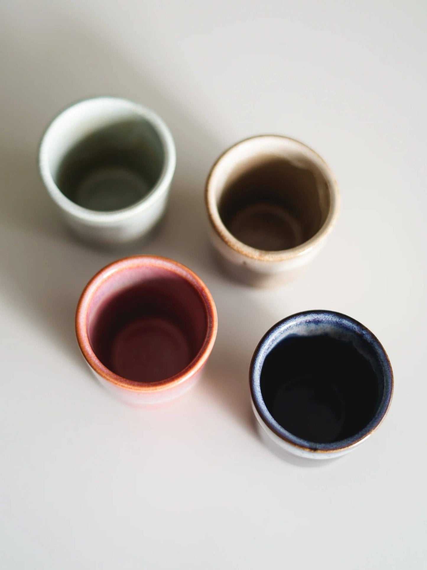 Kleurrijk keramisch koffiekopje