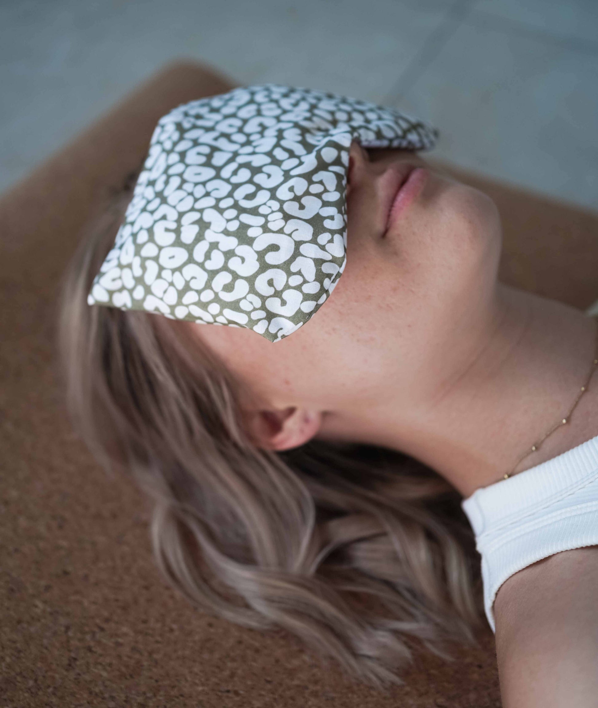 Sage eyes cushion - Leo pattern