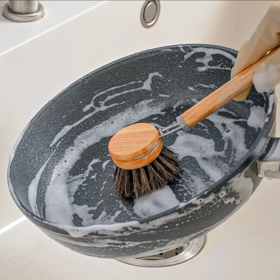 Wooden dish brush with replaceable head - cleaning accessory for pots and kitchen | Fynlora