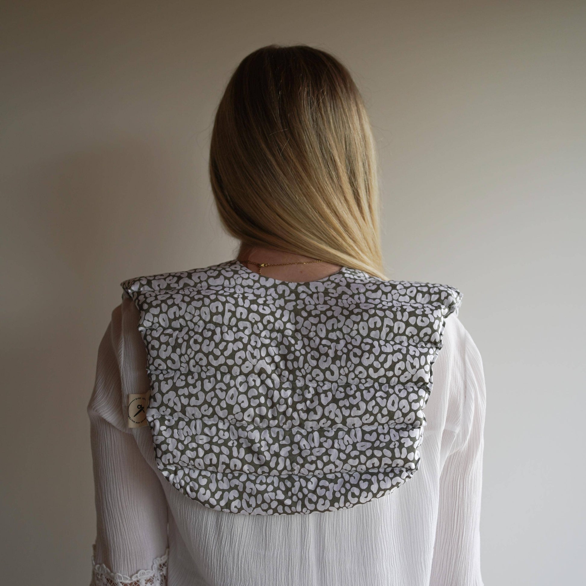 Leoprint neck cushion
